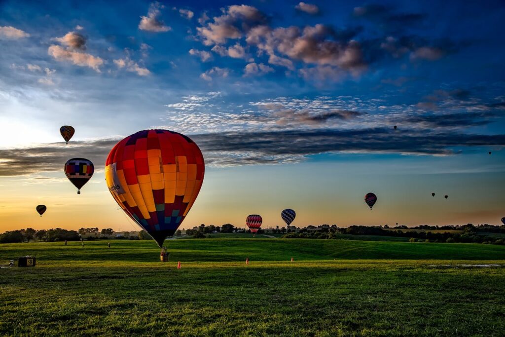 Heißluftballon in schöner Natur, Wiesen und Himmel